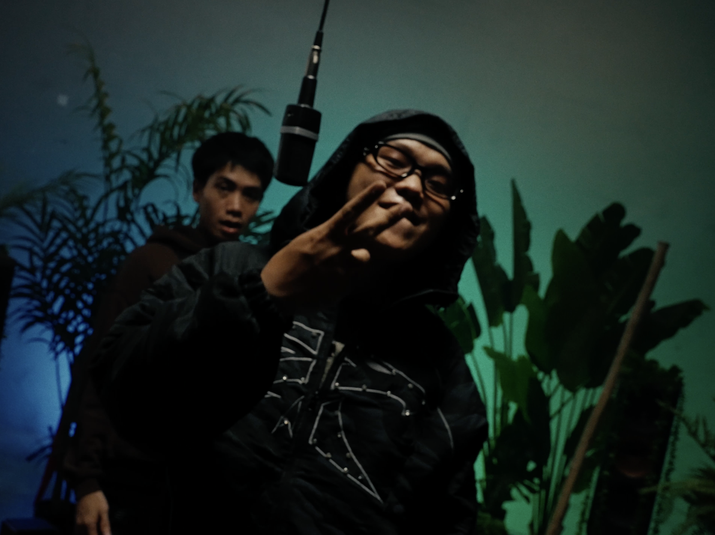 Taichidaeyes & BoB$ performing under the hanging mic